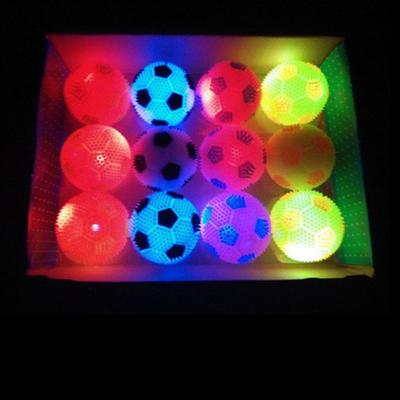 Kundenspezifischer TPR leuchtender Sound Fußball Zähneknirschen Hundespielzeug LED-Blitz elastische Stachelkugel, Ball zum Gassigehen und Hundetraining