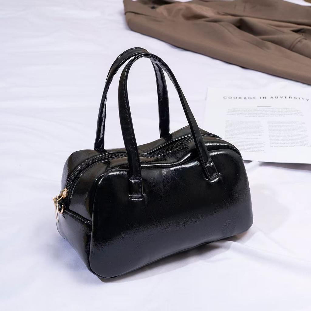 Minimalist Boston-style handbag, a simple solid-color crossbody/shoulder bag perfect for women's everyday casual wear.