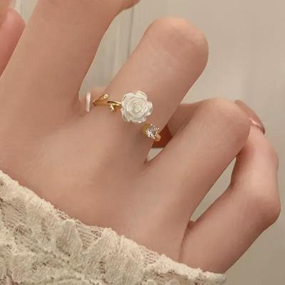 Luxusní dámský prsten s korejským krystalem a kamélií - nikový design, moderní a minimalistický na ukazováček nebo palec dolů