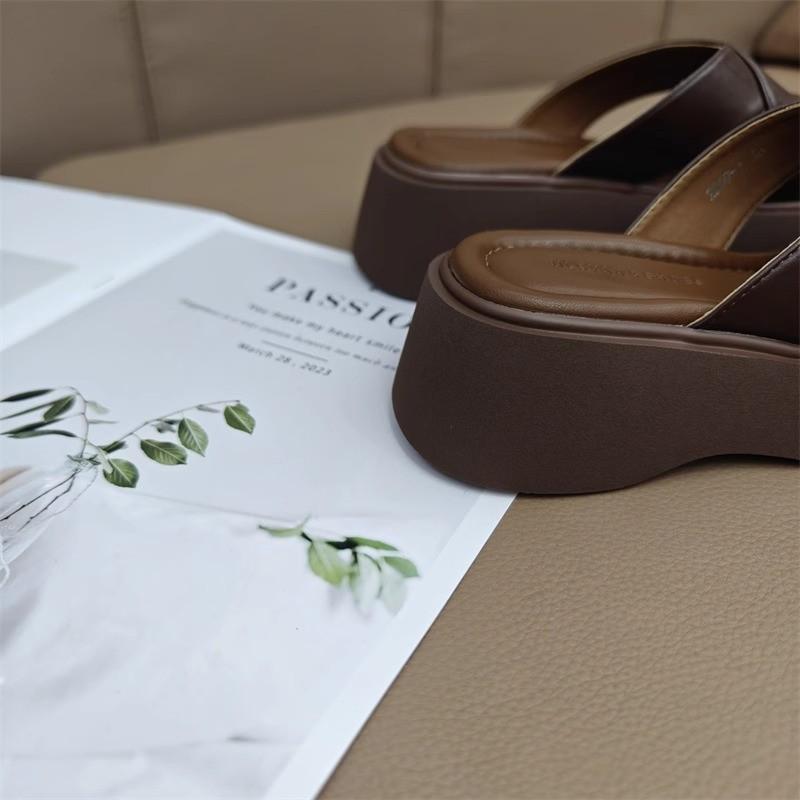 French evening slippers women's summer wear 2025 new Korean version retro temperament casual lazy temperament thick-bottomed sandals