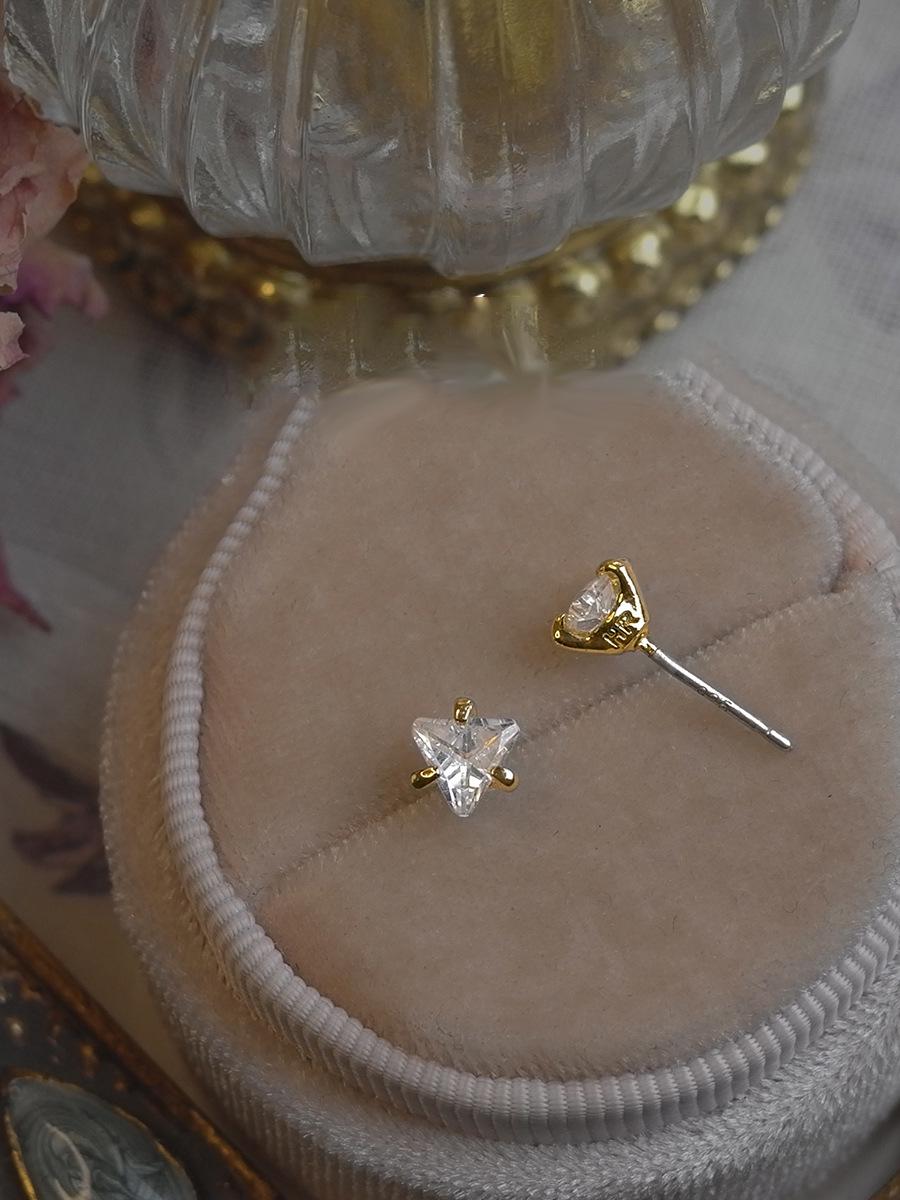 

Small Exquisite Triangle Diamond Stud Earrings Women s Minimalist S925 Sterling Silver Luxurious Jewelry 925 Silver