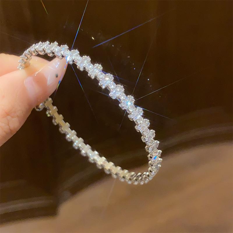 High-End Luxury Zircon Open Bangle: Exquisite Round Bracelet for a Stylish, Versatile Look