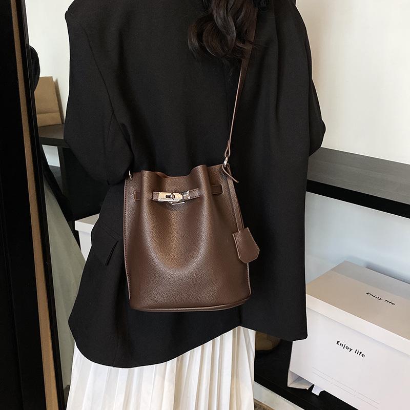 

2025 autumn and winter new classic versatile bucket bag Kelly bag premium sense large capacity shoulder bag 21*11*23