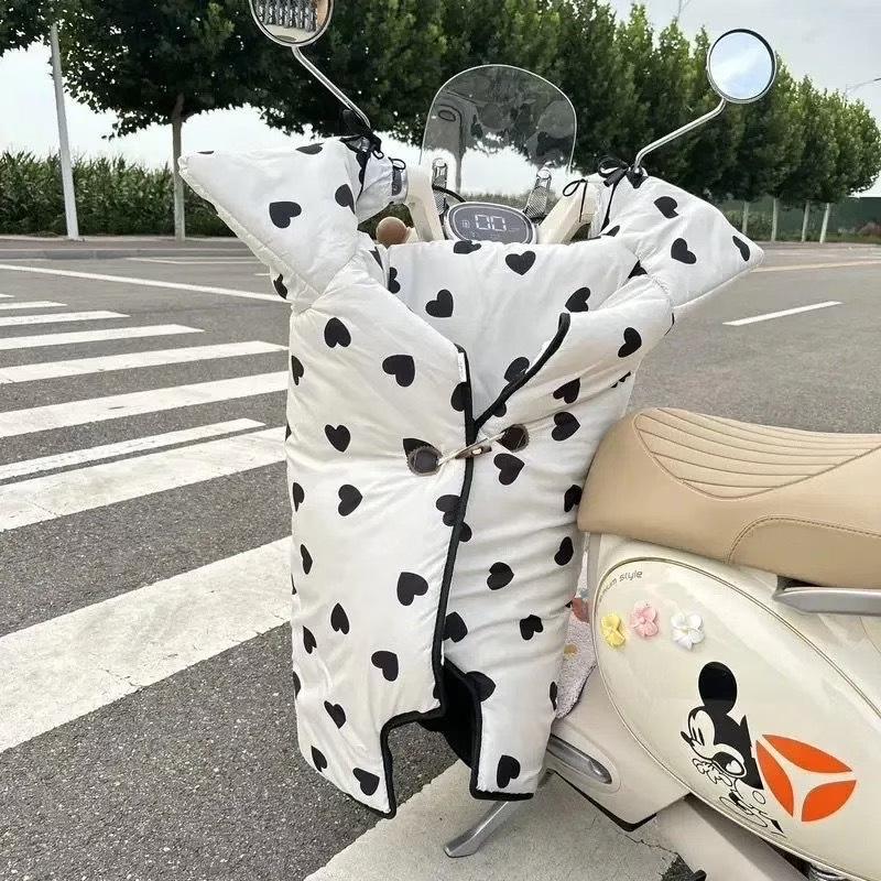 Electric Vehicle Winter Windshield: Flannel Cartoon Style, Fleece-Lined, Thickened, Enlarged for Maximum Warmth (2025 Model)