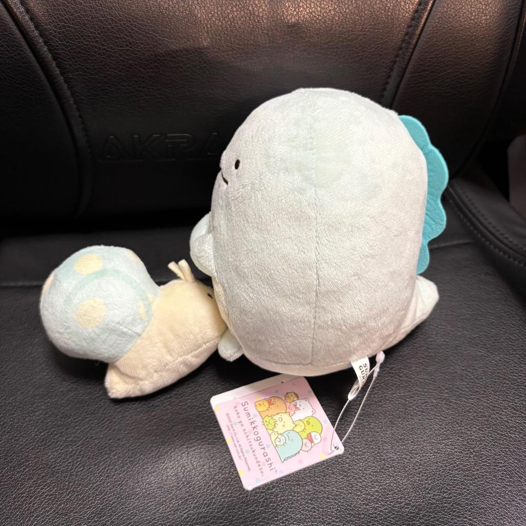 Pelúcia Sumikkogurashi, Abraço Vibratório, Lagarto e Caracol Falso Sumikkogurashi, Aprox.. 15 cm