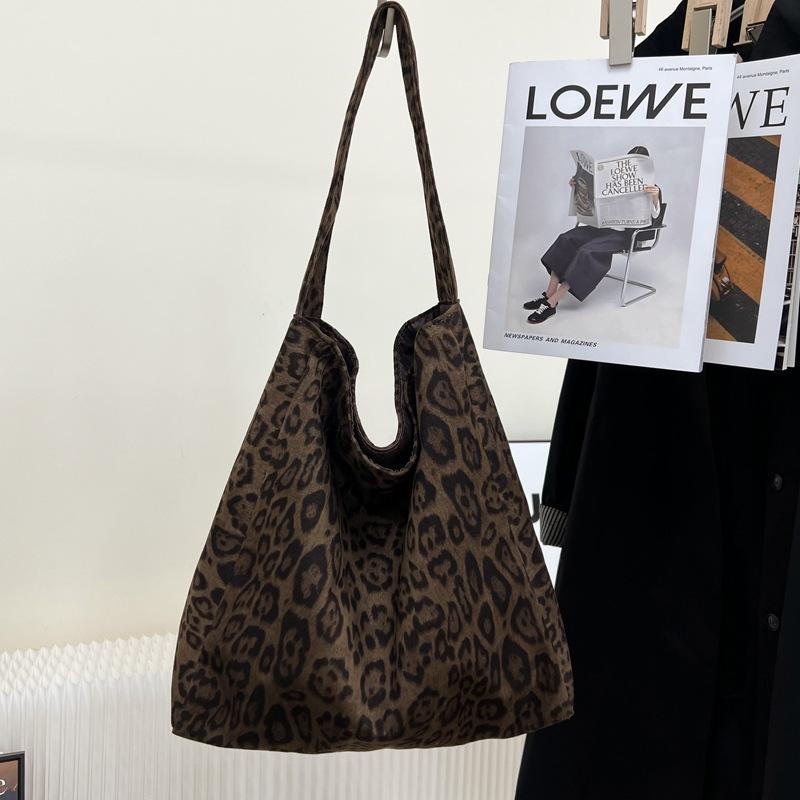 Korean leopard print tote bag women's 2025 new retro large-capacity shoulder bag fashion casual commuter armpit bag