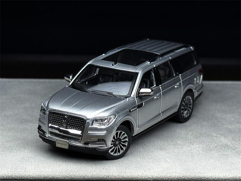Wtx 1:64 Navigator SUV Druckgussmodellauto