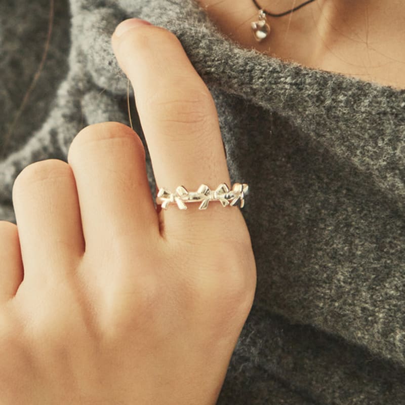 

Charmy silver triple ribbon-ring FREE