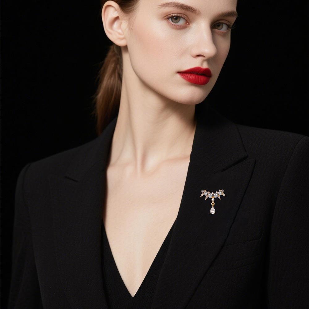 Elegant Pearl Water Drop Brooch High-End Women's Exquisite Tassel Business Suit Corsage Fixed Clothes Malfunction Proof Pin