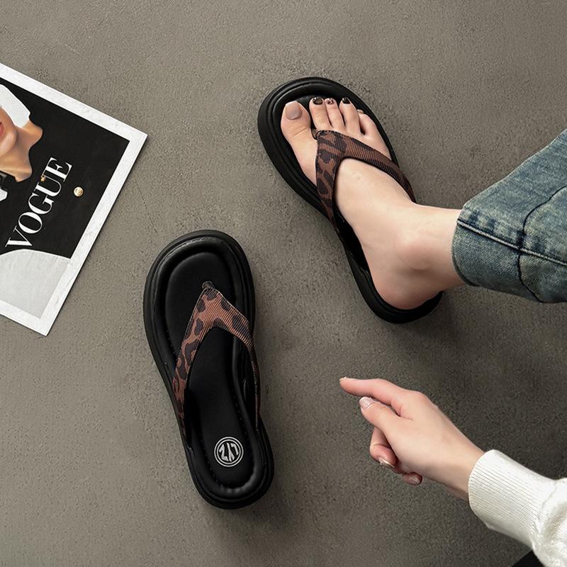 New Convenient and Comfortable Thick-soled Flip-flops for Women's Summer Wear with Toe Sandals and Beach Cool Slippers