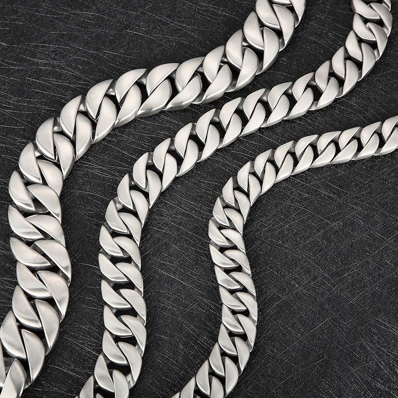 Trendy Creative Bone Buckle Necklace, Simple And Domineering Encrypted Sand Cuban Chain Titanium Steel Men'S Necklace