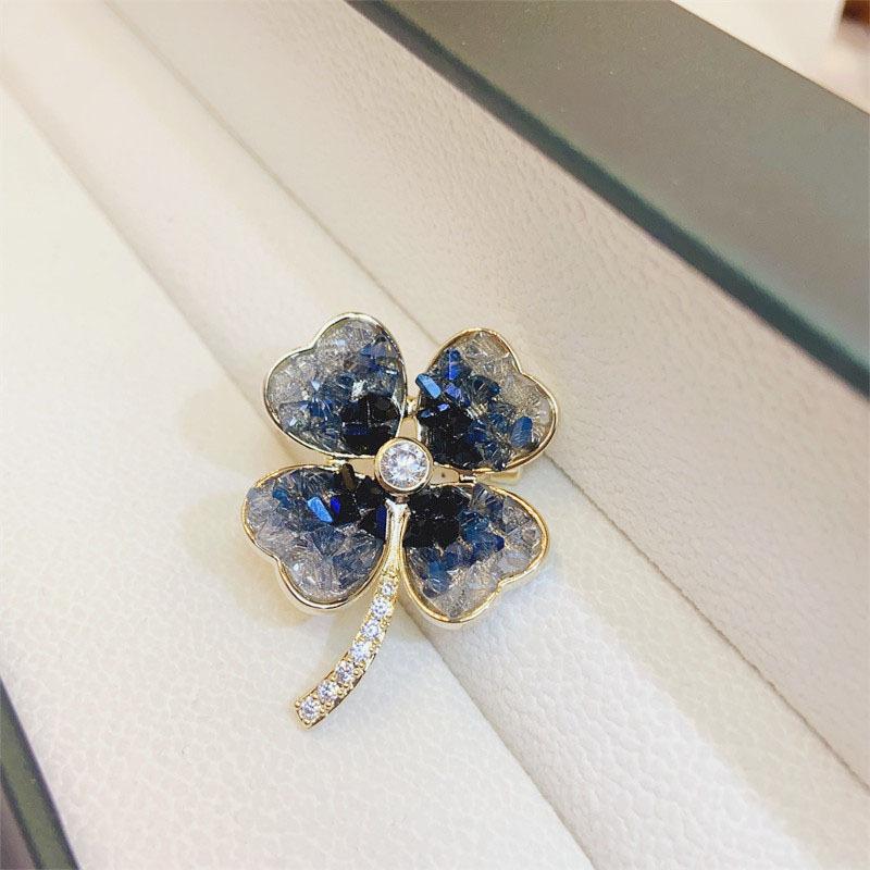Moran Crystal Four-leaf Clover Brooch, High-end Female Niche Design Sense, Suit Corsage Accessories, Pin Imitation Light Buckle Tide