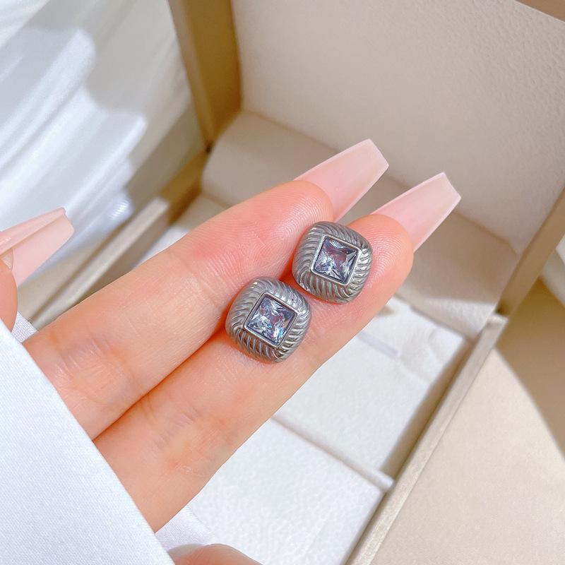 Fritillary Clover Minimalist Stud Earrings Cold Men'S And Women'S Earrings Personality Temperament Banquet Earrings