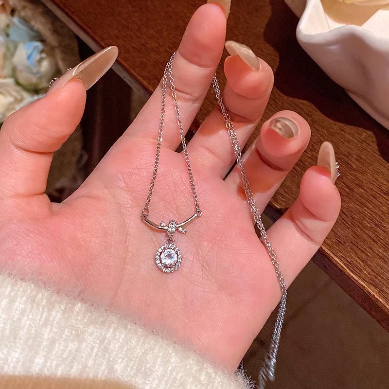 "Trendy High-End Pearl Necklace: Versatile Titanium Steel Clavicle Chain for Women"