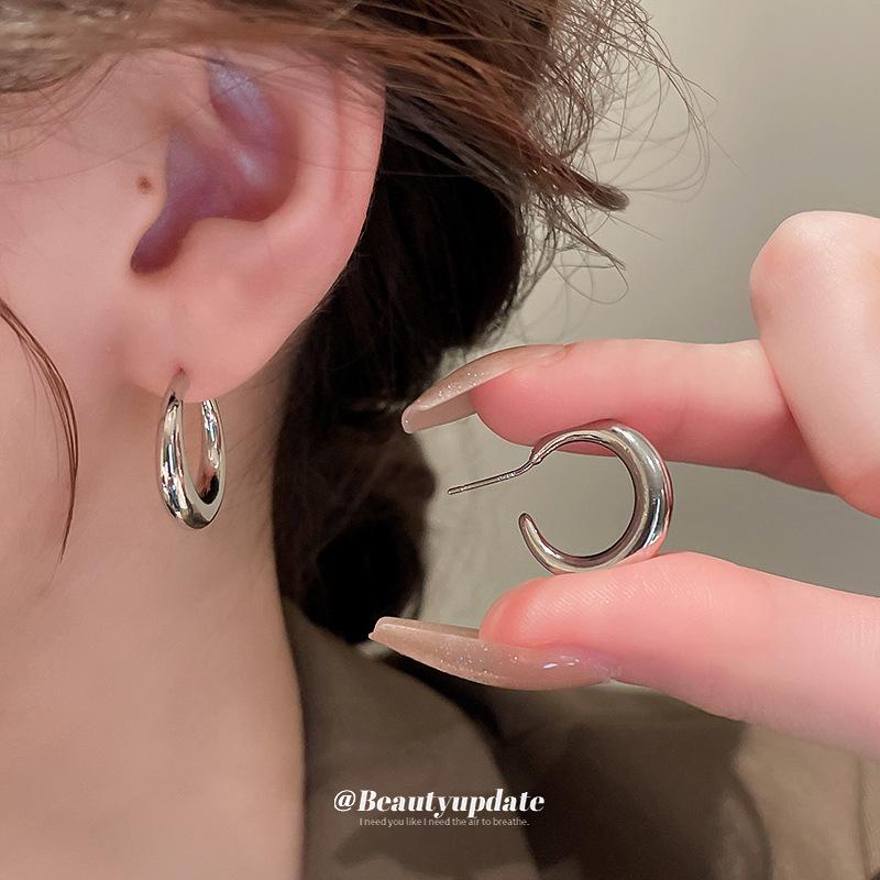 Silver Needle C-Shaped Metal Hoop Earrings - European & American Heavy Industrial Design, Fashionable, Versatile High-End Women's Studs.