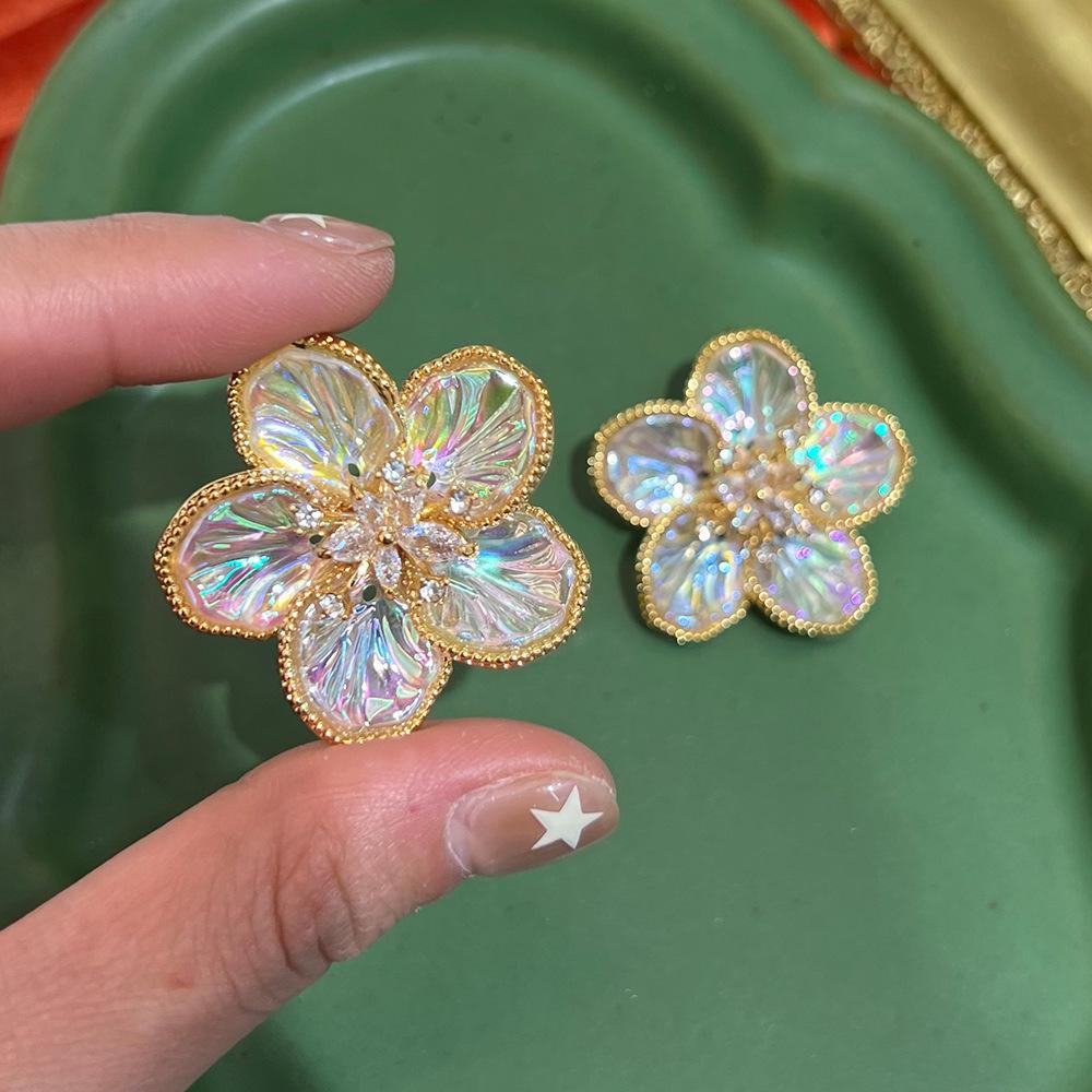Elegant Diamond-Inlaid Mother-of-Pearl Flower Stud Earrings for Women