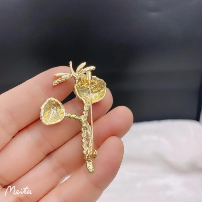 Fashion Fresh Lotus Seed Dragonfly Enamel Colored Zircon Breast Pin New High End Women's Breast Flower Summer Suit Pin Accessory