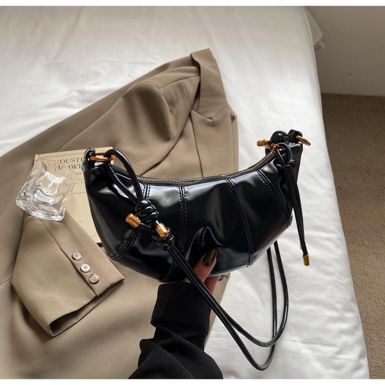 Retro niche horn dumpling bag 2025 new trendy Korean version niche mobile phone bag fashionable shoulder messenger women's bag