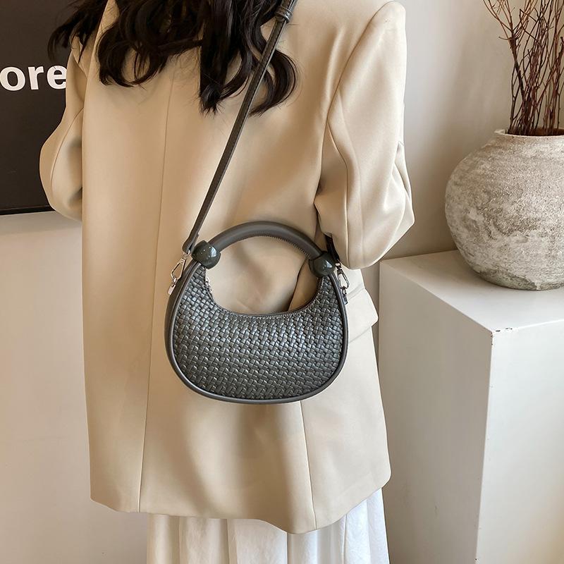 Super Fire Small Bag Women's Autumn and Winter 2025 New Retro Woven Messenger Bag Niche Design Portable Commuter Dumpling Bag