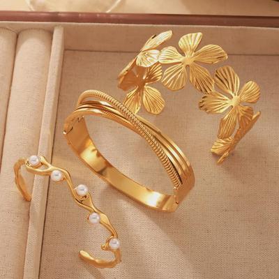 Bracelet Ouvert Européen et Américain de Luxe Léger Perle & Fleur pour Femmes - Acier Titane Plaqué Or Style Pastoral.