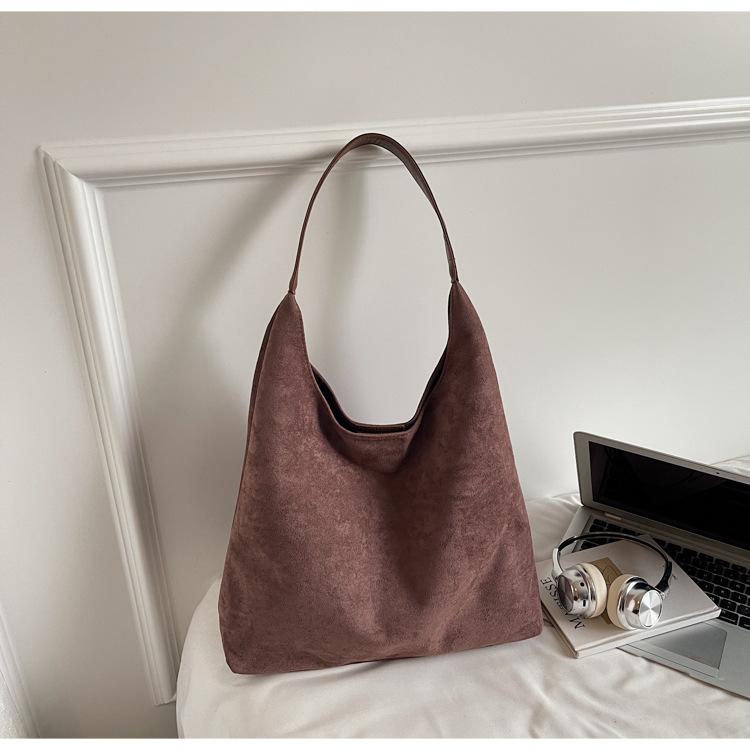 

Ретро супер огонь простая сумка-тоут женская 2025 новая модная и популярная большая вместимость портативная на плечо сумка для ребенка и мамы темно-коричневого