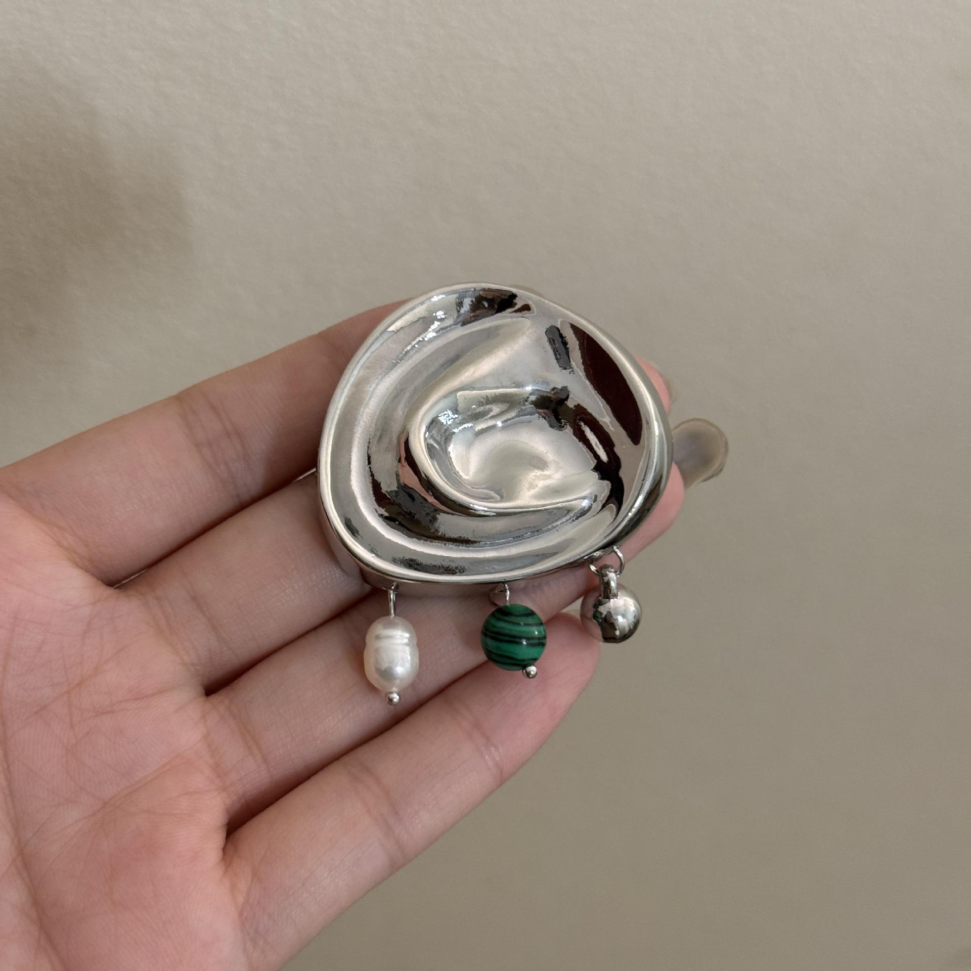 

Винтажная неправильной формы металлическая текстурированная брошь-подвеска с малахитом для женщин, уникальная модная булавка-корсет для костюма, аксессуары для вечеринки серебряный