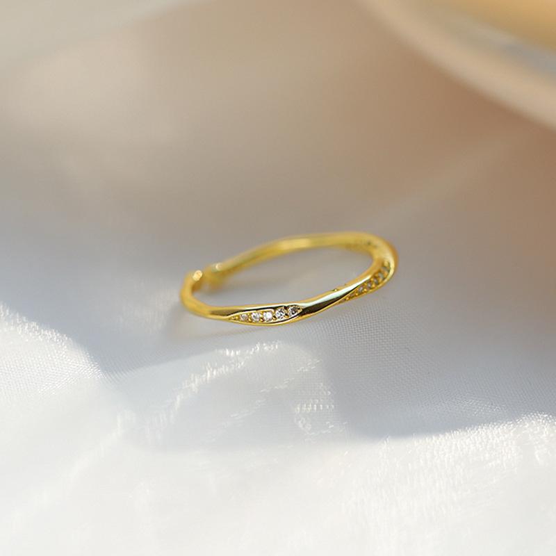 Women s Sparkling Diamond Mobius Tail Ring: Elegant and Unique Light Luxury Design