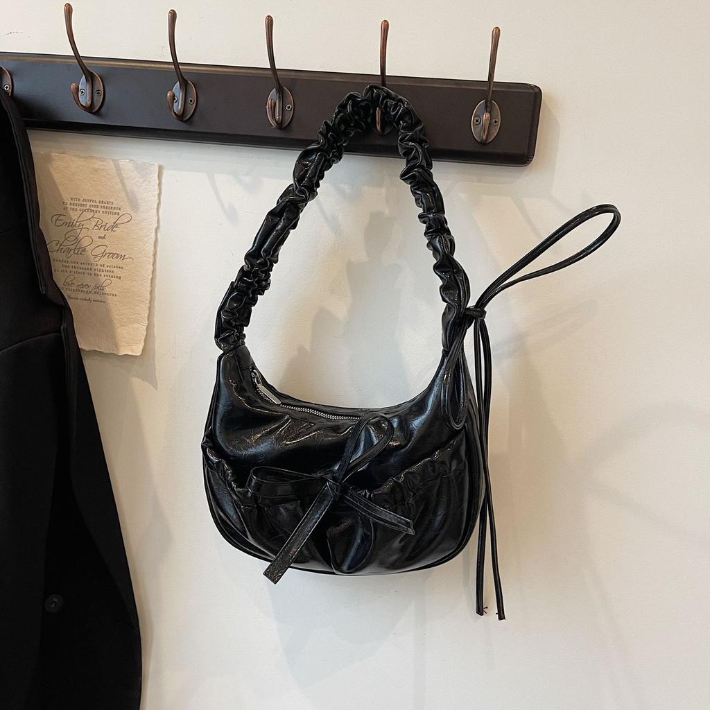 Niche texture underarm bag women's bag 2025 new fashion pleated bag versatile shoulder commuter bag one piece delivery