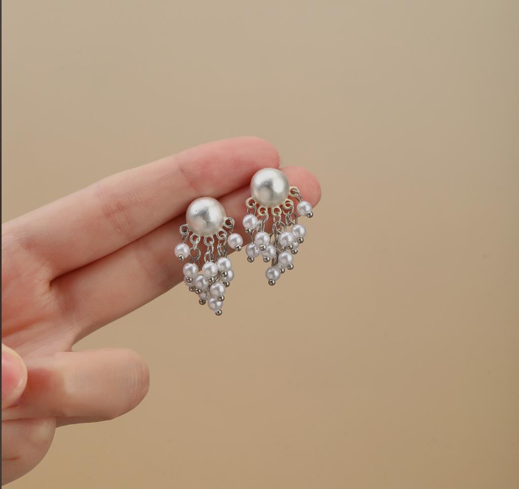 French Retro Flower Fringed Pearl Earrings Women'S Light Luxury High-End Stud Earrings Personalized Fashion Earrings