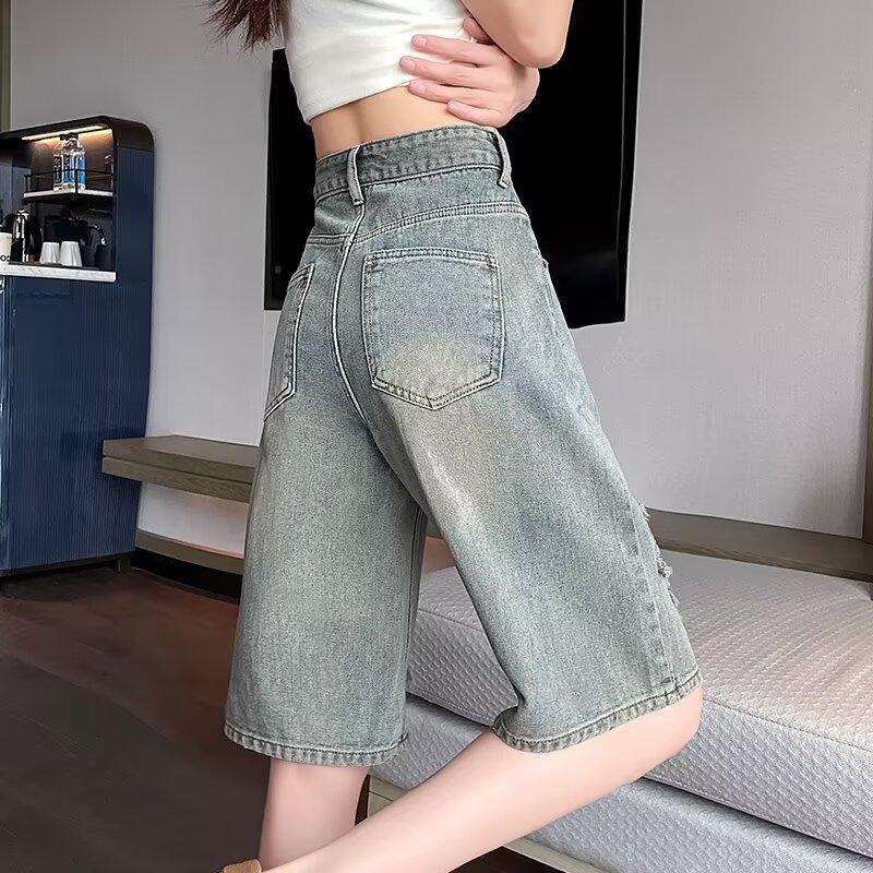Damen Nostalgische Blaue High-Waist Ripped Denim Shorts - Lockere Passform, Mittellang, Weites Bein für Birnenförmige Körper.