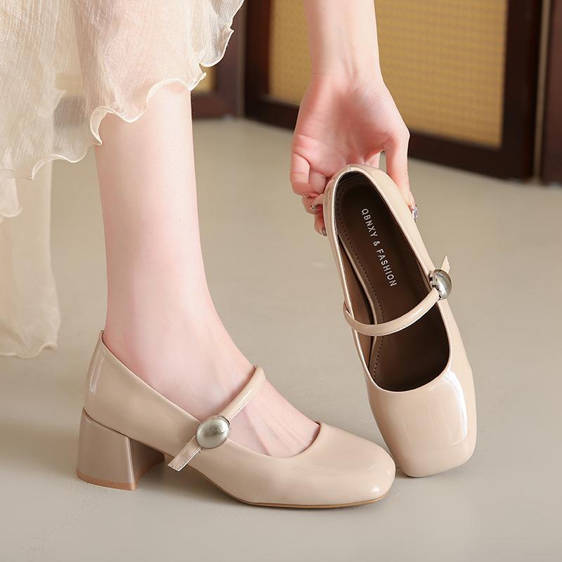 

2025 новые осенние красные туфли Мэри Джейн с одним словом и жемчужной пряжкой на высоком каблуке из лакированной кожи с квадратным носком на толстом каблуке 40