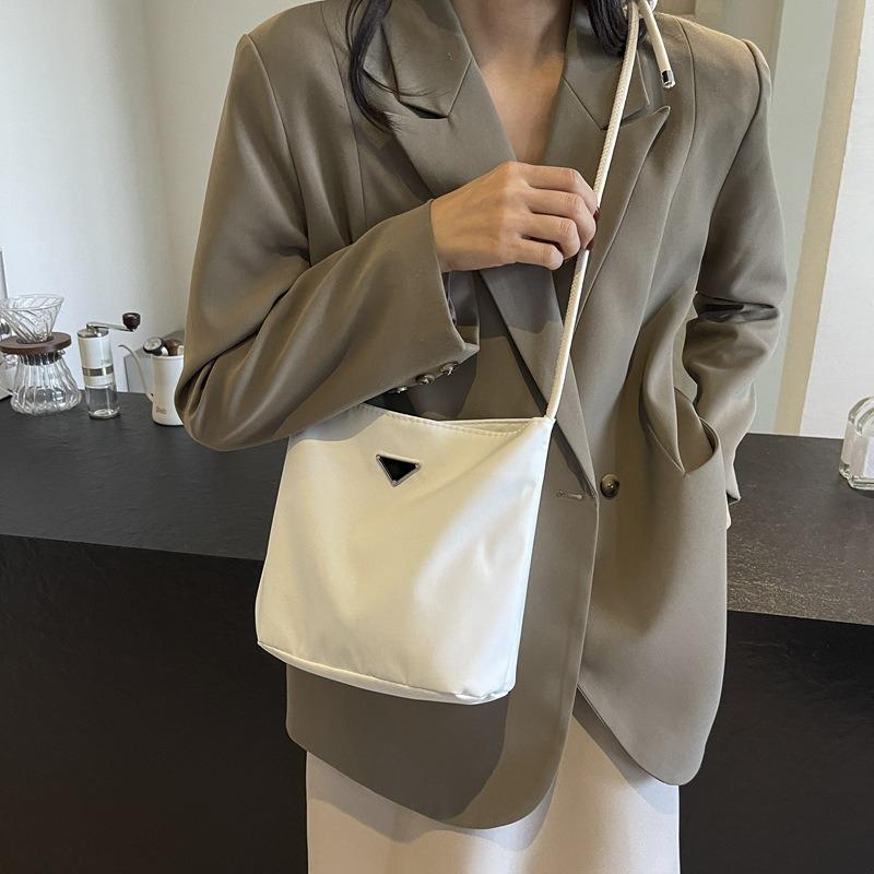 Hand Carry Trend Casual Bucket Bag Women's New Fashion Niche Shoulder Bag To Work Commuter Messenger Bag