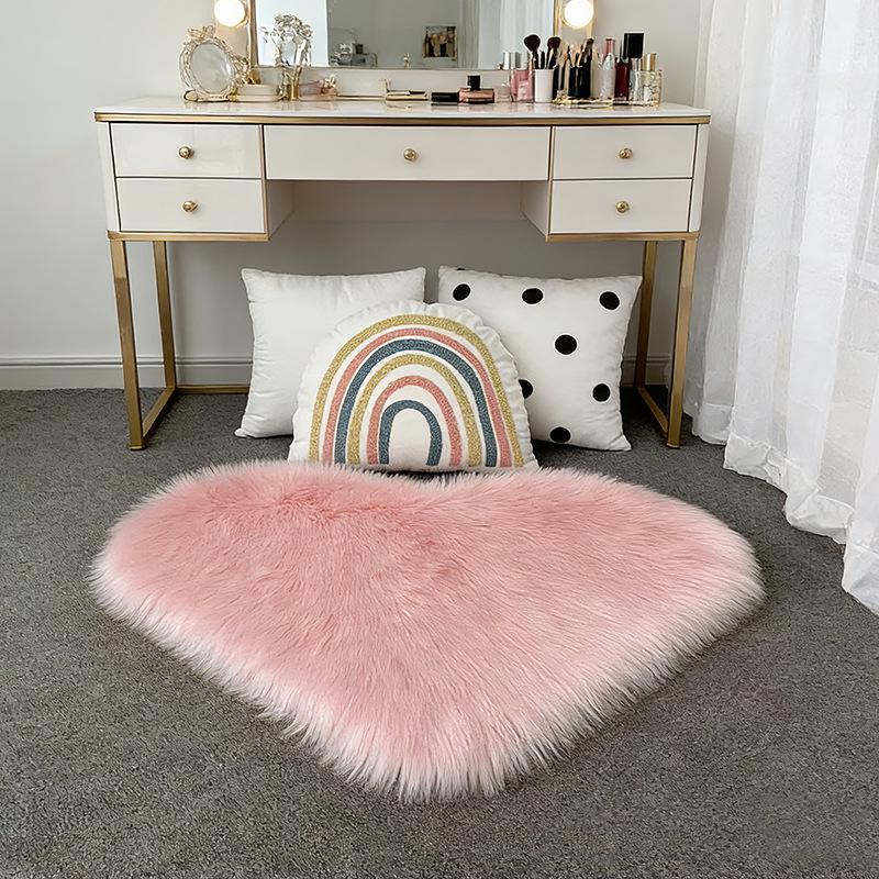 Heart-Shaped Long-Pile Plush Imitation Sheepskin Carpet for Bedroom or Living Room