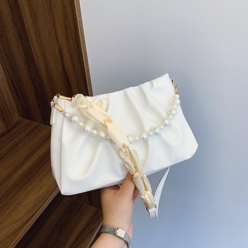 

Летняя новая сумка-клатч на жемчужной цепочке, маленькая квадратная сумка, текстурная популярная сумка-облако, сумка под мышкой, однотонная повседневная сумка через плечо бежевый