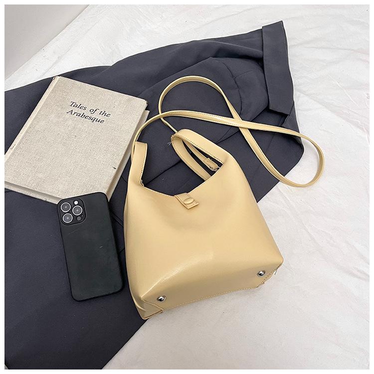 Korean Version of Fashionable Portable Bucket Bag Women's 2025 New Simple and Versatile Shoulder Bag Texture Versatile Commuter Messenger Bag