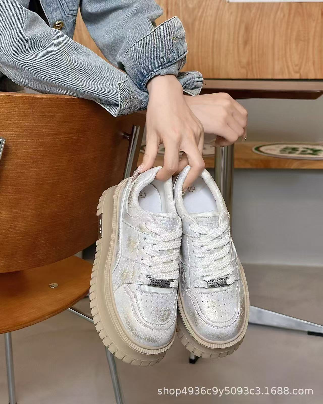 

Muffin platform leather little white shoes women s 2025 autumn new height increase versatile comfortable fashion casual sports shoes 38