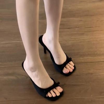 Aukštakulniai šaunūs šlepetės moteriški stiletto atviru priekiu moteriški sandalai dydis moteriški kulkšnies dirželis nauji kvadratinis priekis juodas satinas kaspinas
