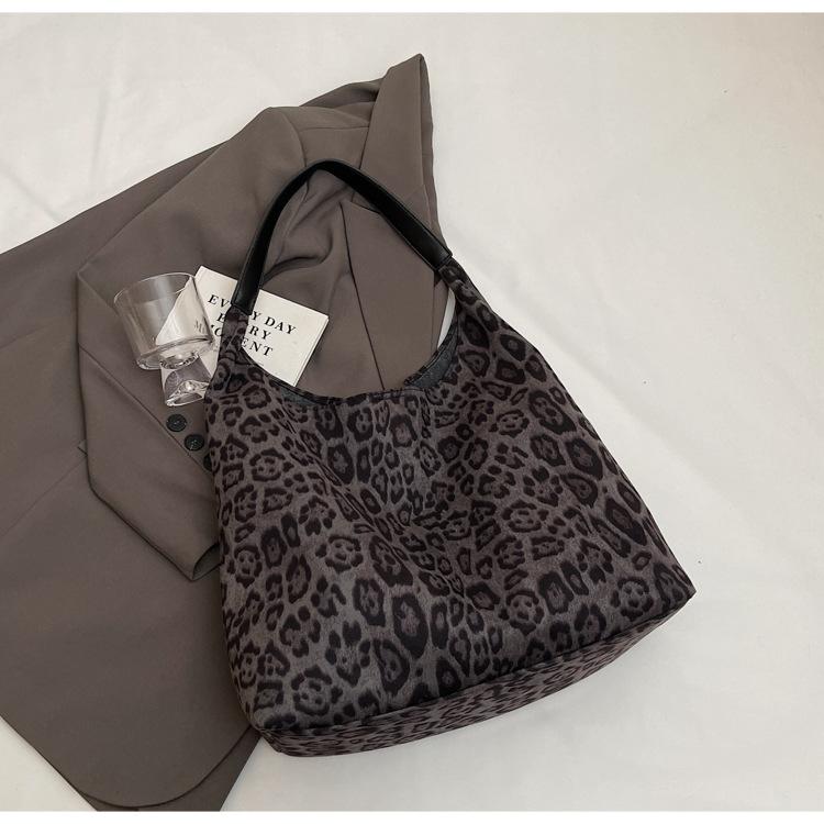 Fashion leopard print underarm tote bag women's autumn and winter new large-capacity commuting shoulder bag versatile women's bag