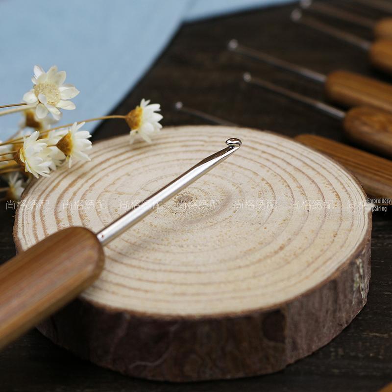 Bamboo Crochet Hook Set: Hand Knitting Tools with Round Head Crochet Hooks for Yarn and Sweater Projects.