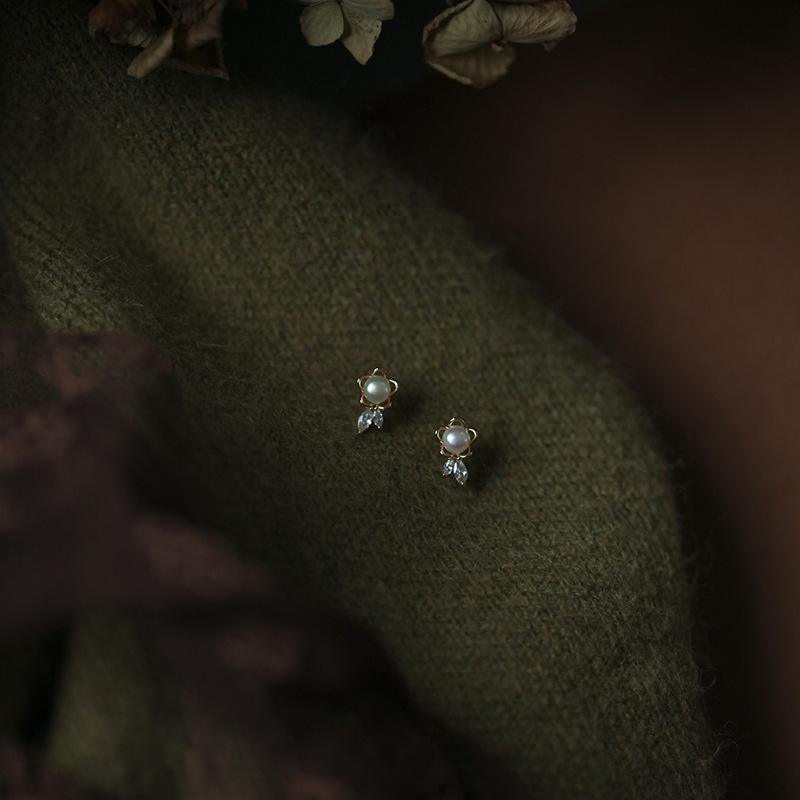 

Серьги-гвоздики в форме цветка, женские мини-серьги в форме цветка с компактным жемчугом, простые и блестящие серьги-листочки из циркония Ins Design Sense