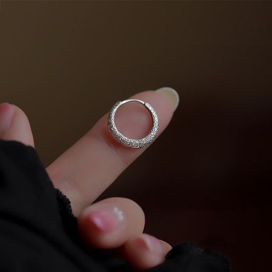 1 Pair Women Huggie Earrings Shimmering Surface Geometric Lightweight Small Earrings for