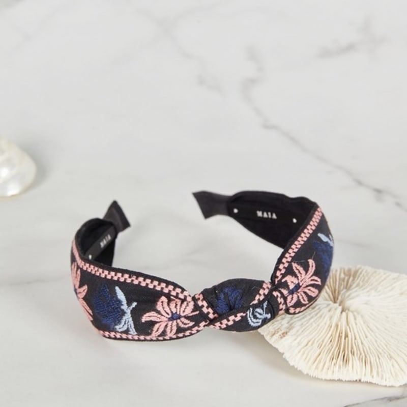 

Повязка на голову MAIA с цветочным жаккардом - Узел Розовая Knot Pink