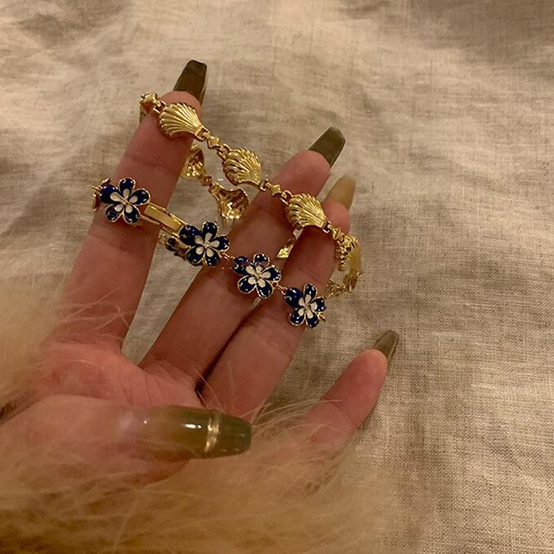 Altın Kabuk Retro Çiçek Kadın Bilekliği Hafif Lüks Çok Yönlü Benzersiz Tasarım Ziyafet Takıları Kız Arkadaş Aksesuarları