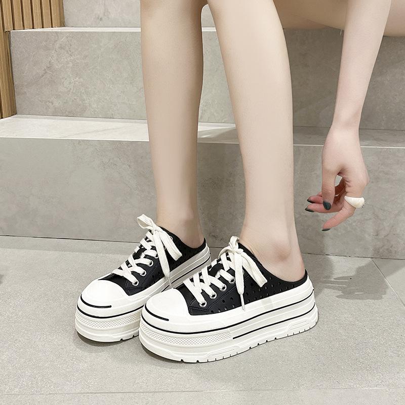 Sac célébrité internet pantoufles tête de sac chaussures à trous pour femmes nouvelles semelles épaisses polyvalentes été 2025 étudiants nouvelles petites chaussures blanches