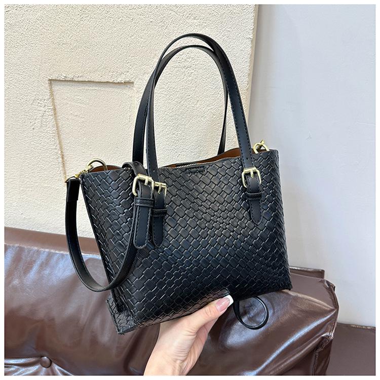 

Small bag women s 2025 new retro niche design portable bucket bag fashionable woven shoulder messenger bag чёрный