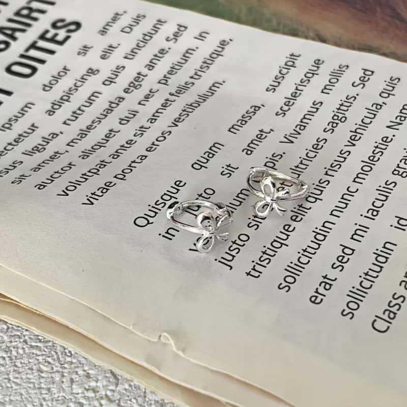 Minimalistische S925 Sterling Silber Schleifenohrringe – High-End Nischen-Design für Ohrpiercing.