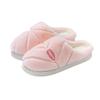 Damen tragen Haushaltswarme und Fleece-Komfortschuhe mit dicker Sohle und Plüsch-Baumwollpantoffeln außen.