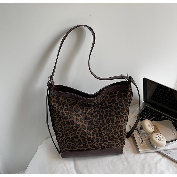 

2025 новая сумка-тоут с леопардовым принтом, универсальная повседневная на плечо, сумка-мессенджер, женская, с чувством стиля, в иностранном стиле, для поездок на работу, женская