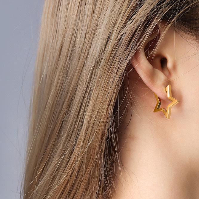 Women's Luxurious Smooth Star-Shaped Ear Clips - Elegant and Unique Design