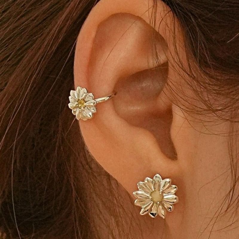 

BELLOOGGI Daisy Sapphire earcuff free